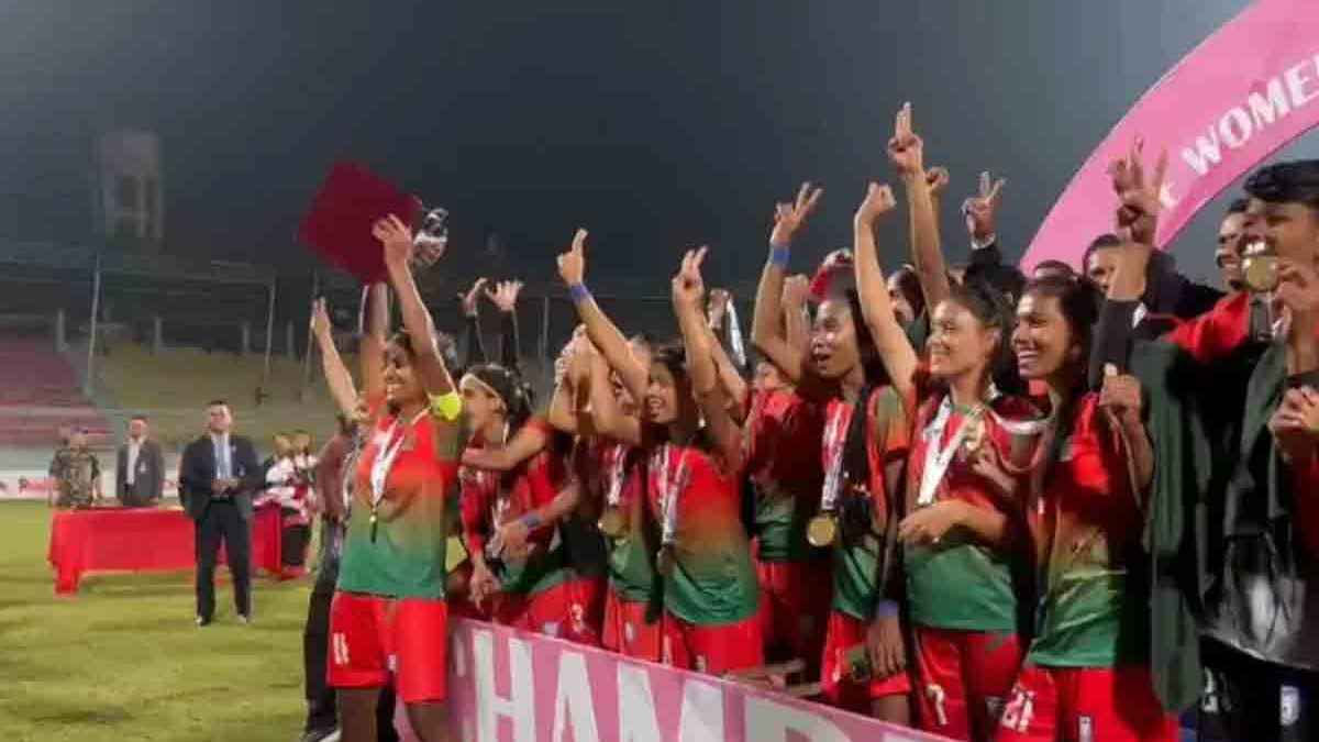 নারী ফুটবল দলকে তারেক-ফখরুলের অভিনন্দন